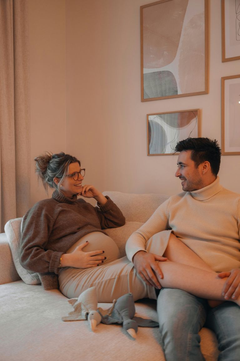 Pareja esperando un hijo en casa